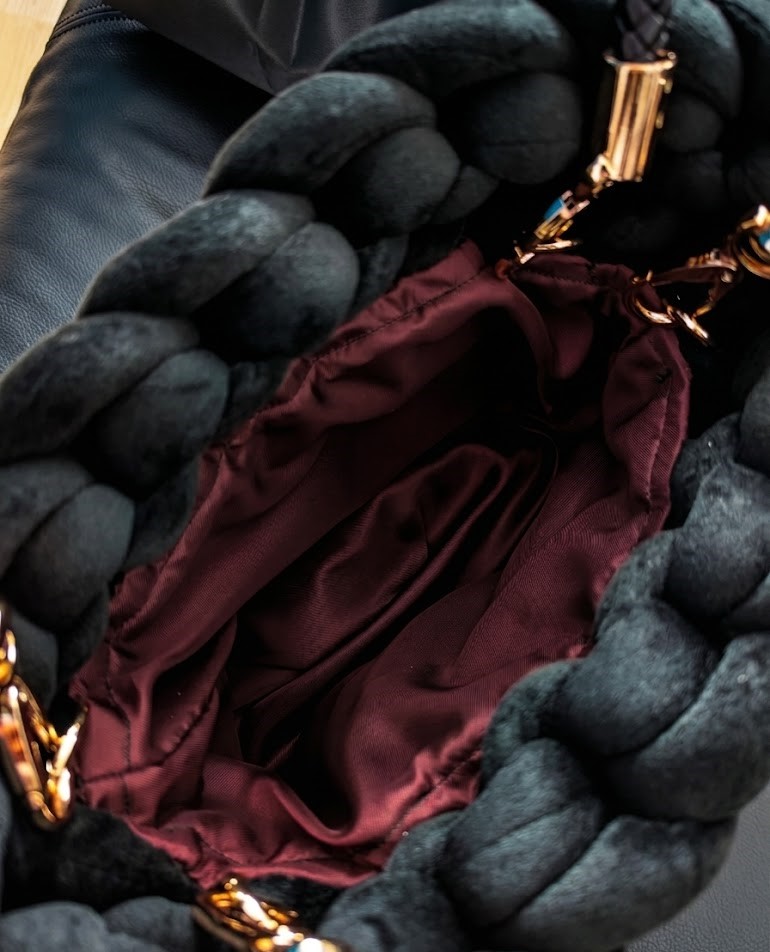 ##Il Dubai – Borsa Scultorea Velvet Nero & Bordeau##